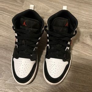 Jordan 1 Mids. Really good condition no creasing or heel or toe drag. 8/10